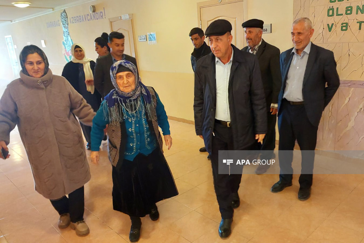 На президентских выборах в Азербайджане проголосовала 104-летняя женщина