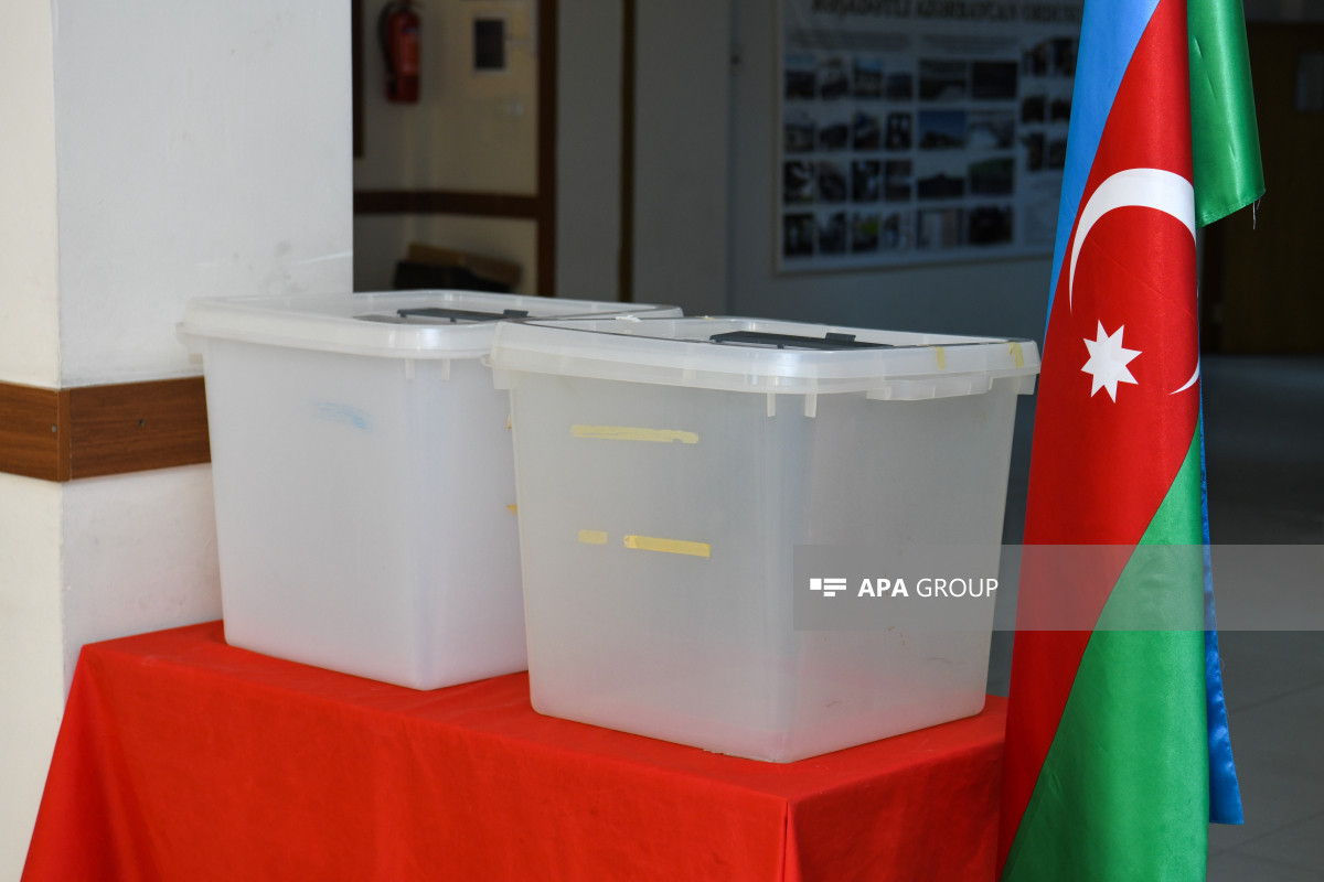 Граждане Азербайджана, проживающие в Нидерландах, принимают участие в голосовании