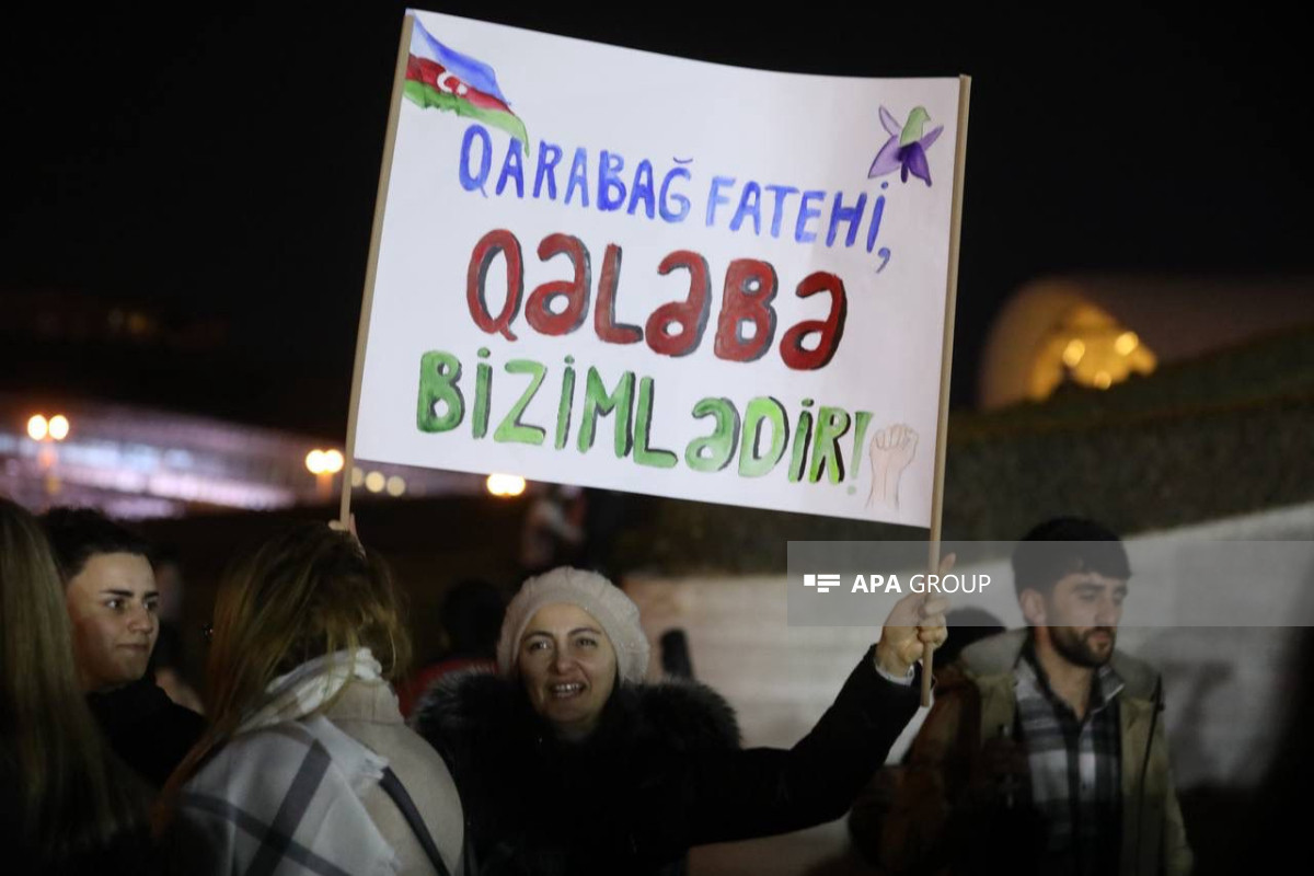 Жители Баку празднуют избрание Ильхама Алиева на пост президента - ФОТОЛЕНТА 