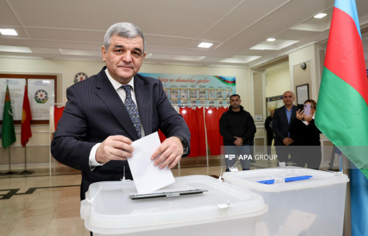 Кандидат в президенты Фазиль Мустафа проголосовал на выборах в Азербайджане - ФОТО 