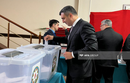 Председатель ЦБ Азербайджана принял участие в голосованиина президентских выборах-ФОТО 