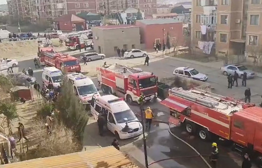 В Баку произошел пожар в жилом здании, один ребенок спасен, жильцы эвакуированы – ВИДЕО 