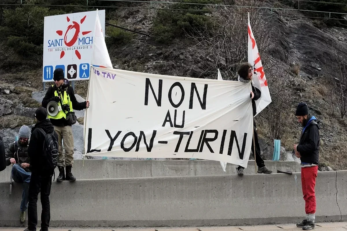 Во Франции полиция применила слезоточивый газ против протестующих