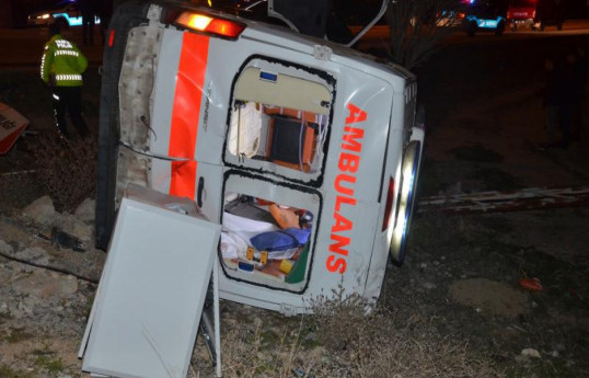 В Турции перевернулась карета скорой помощи, есть пострадавшие