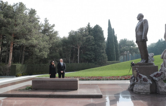 Президент Азербайджана и первая леди посетили могилу Гейдара Алиева -ОБНОВЛЕНО 