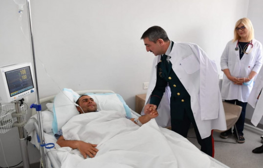 Начальник ГПС Азербайджана навестил военнослужащего, получившего ранение в результате провокации Армении - ФОТО 