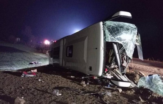 В Турции перевернулся автобус, пострадали 18 человек