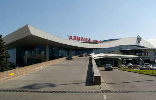 В аэропорту Алматы из-за сильного снегопада задерживаются рейсы