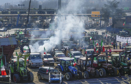 Протестующие фермеры планируют въехать на тракторах в Афины