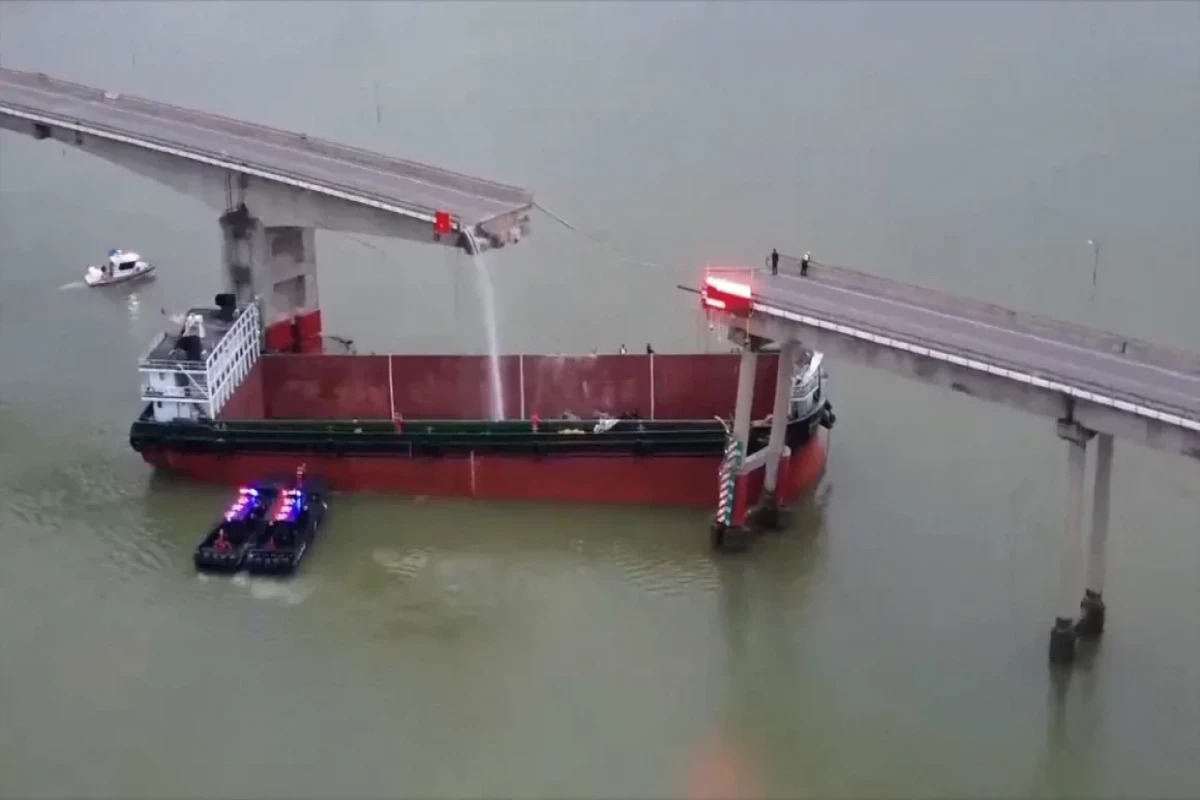 В Китае контейнеровоз врезался в мост, есть погибшие