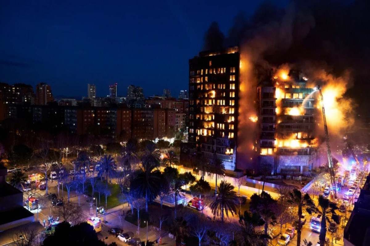 В Испании произошел пожар в высотном здании, 10 человек погибли-<span class="red_color">ВИДЕО-<span class="red_color">ОБНОВЛЕНО
