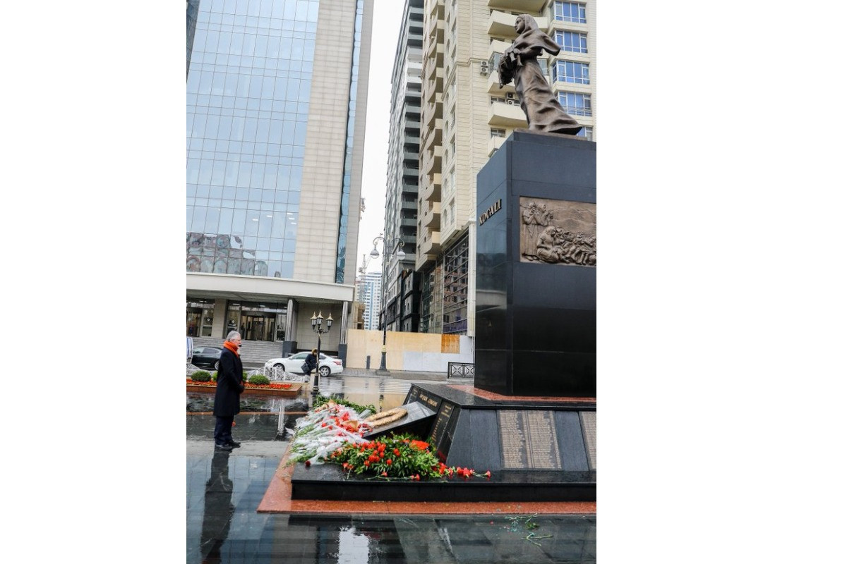 Посол Великобритании посетил в Баку памятник жертвам Ходжалинского геноцида