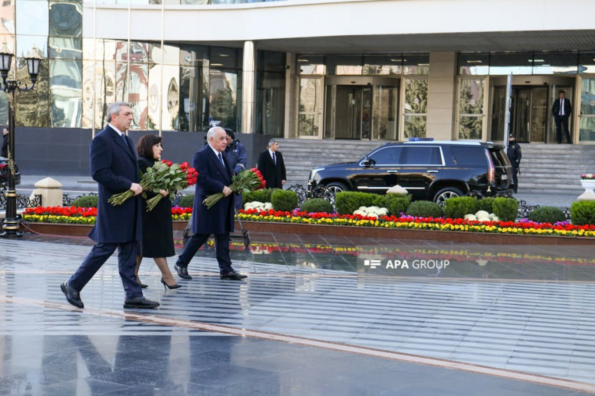 Официальные лица государства и правительства посетили памятник жертвам Ходжалинского геноцида - <span class="red_color">ФОТО