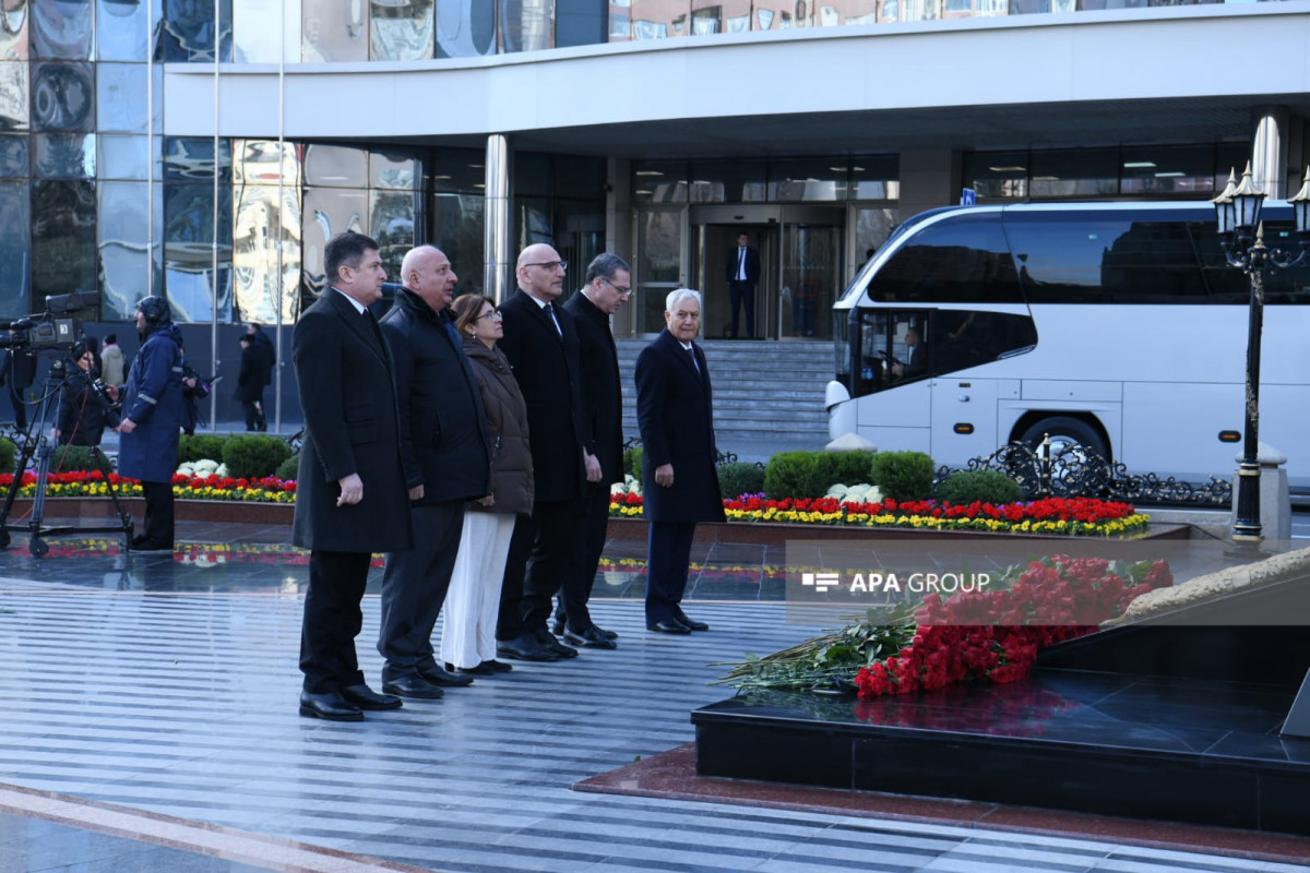 Официальные лица государства и правительства посетили памятник жертвам Ходжалинского геноцида - ФОТО 