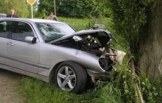 На севере Азербайджана легковой автомобиль врезался в дерево, пострадали 2 человека