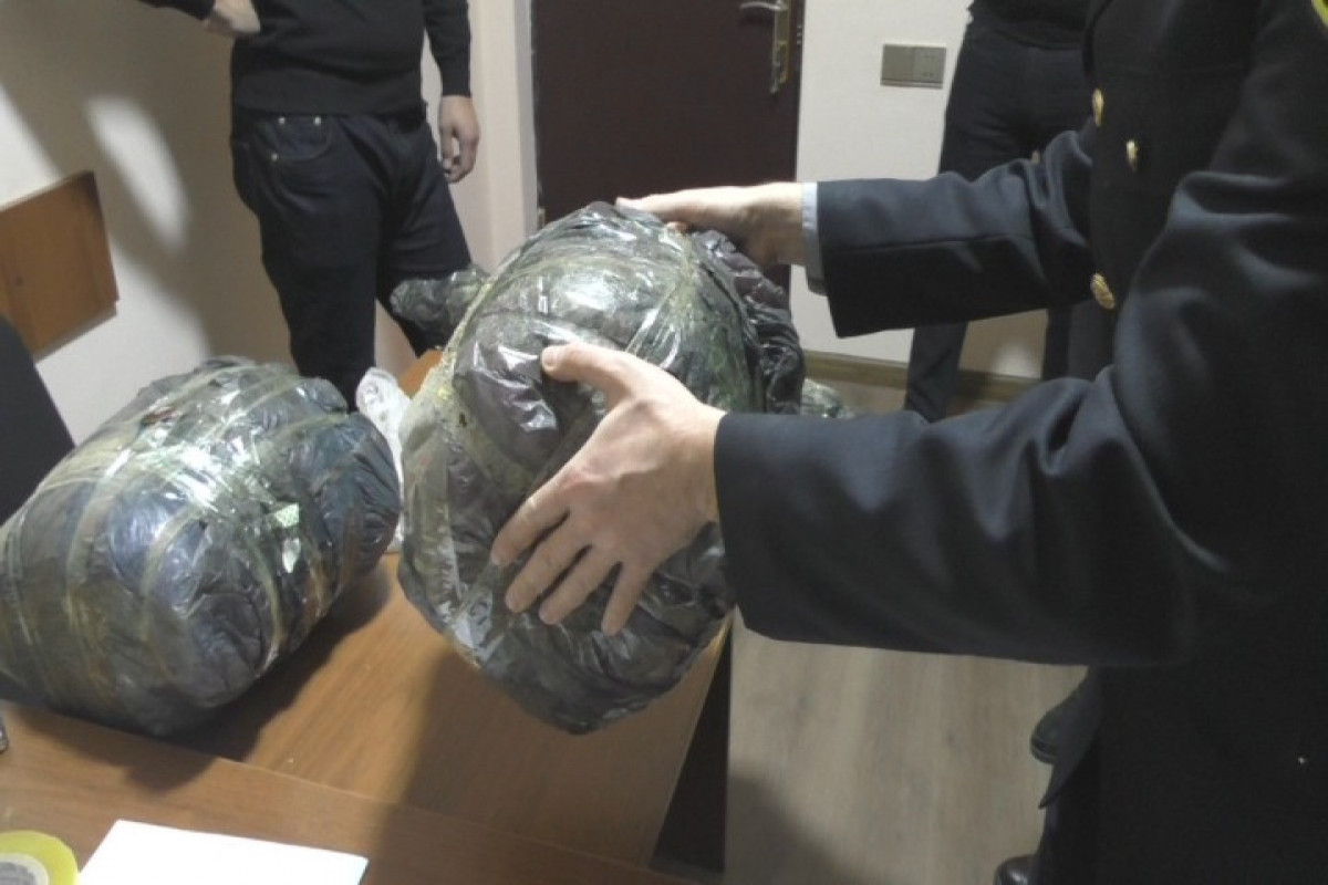 В Агдаше у наркокурьера изъято большое количество наркотиков и автомат Калашникова-ФОТО 