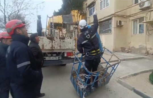 В бакинском поселке устранена опасная ситуация в жилом доме, вызванная сильным ветром-ВИДЕО 