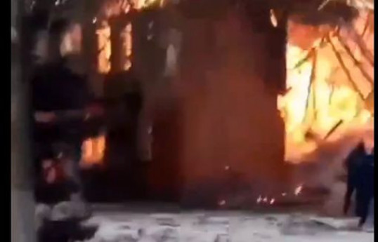 В Чечне сгорел штаб полка ВС РФ-ВИДЕО 