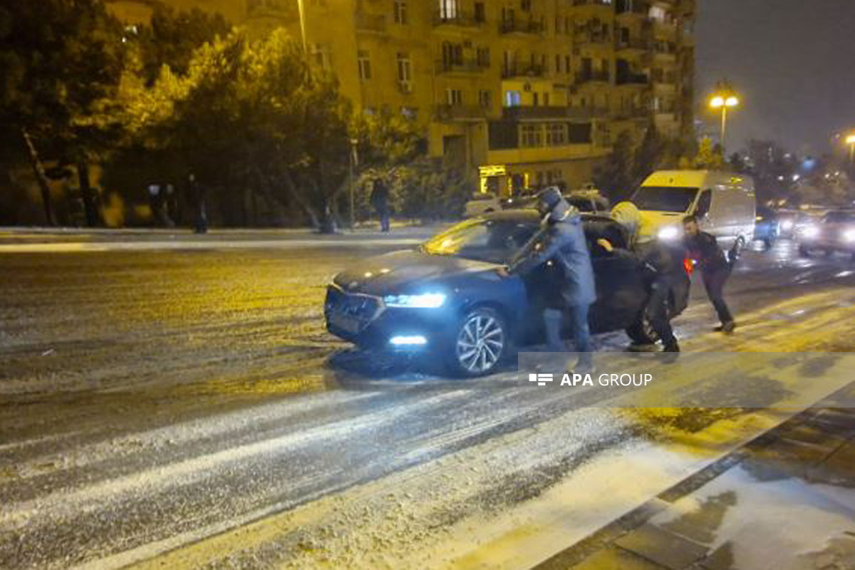 Снегопад в Баку затруднил движение автомобилей - ФОТОРЕПОРТАЖ 