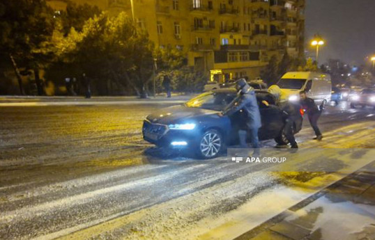 Снегопад в Баку затруднил движение автомобилей - ФОТОРЕПОРТАЖ 