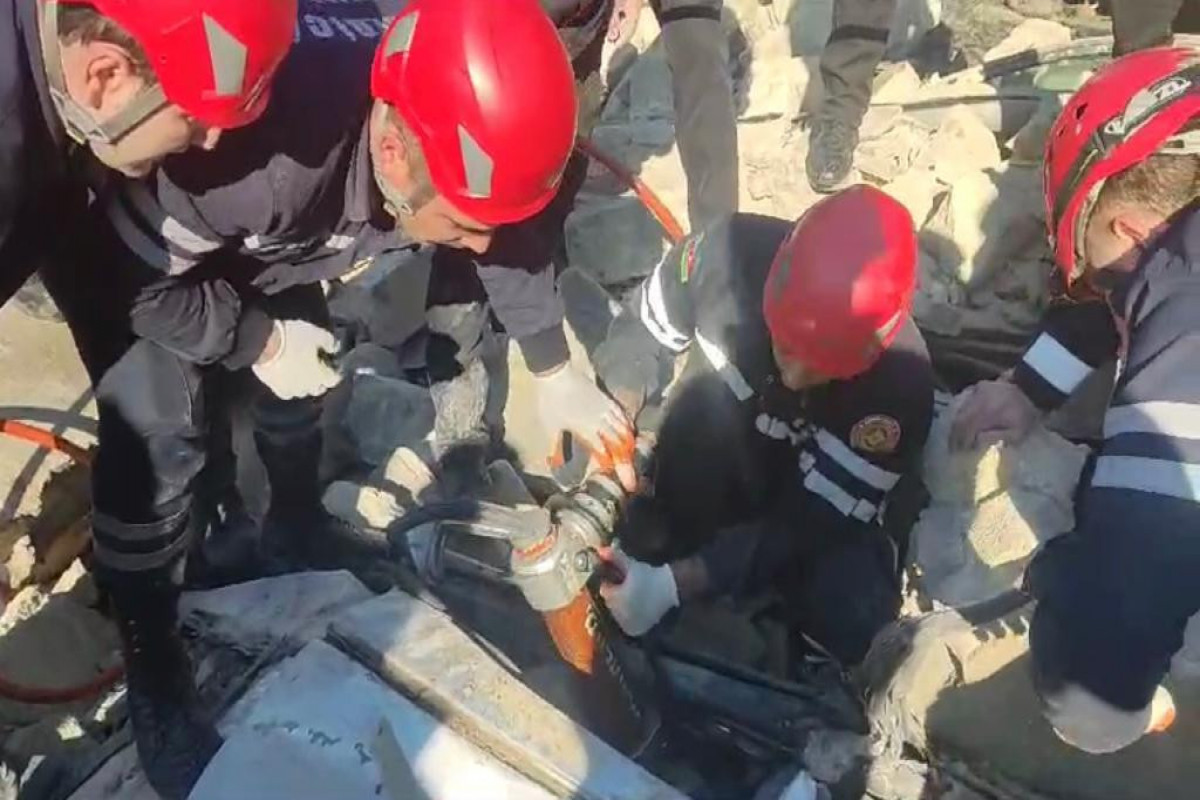 В Баку под завалами мебельного цеха найдены тела 3 человек, возбуждено уголовное дело