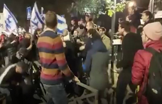 У резиденции Нетаньяху прошел митинг с участием более 300 человек