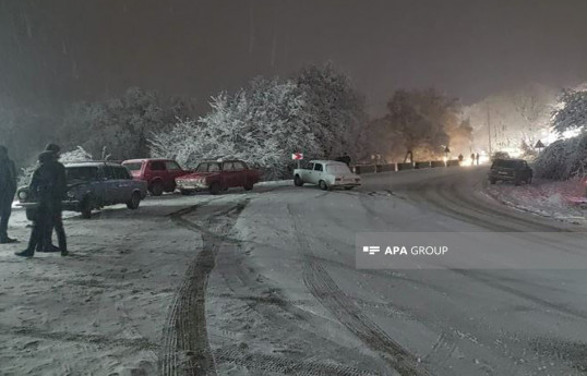 Дорога Гейгель-Кельбаджар покрылась льдом, движение автомобилей затруднено-ФОТО 