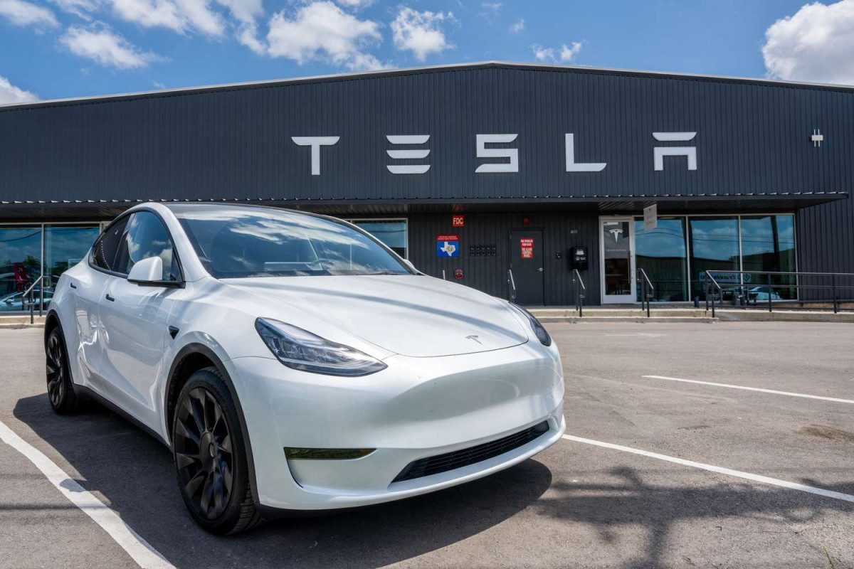 Годовая прибыль Tesla снизилась