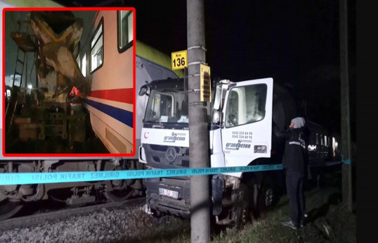 Поезд с туристами в Турции столкнулся с бетономешалкой, есть пострадавший-ФОТО 