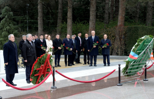 Хулуси Акар находится с визитом в Азербайджане
