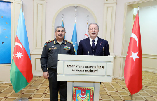 Глава МО Азербайджана встретился с делегацией во главе с Хулуси Акаром