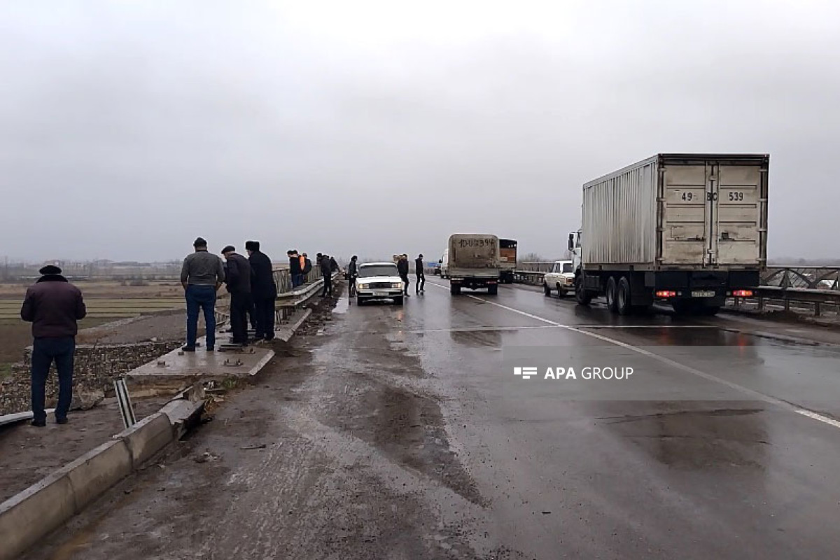 В Азербайджане грузовик упал с моста, 3 человека погибли-ОБНОВЛЕНО-2 -ФОТО 