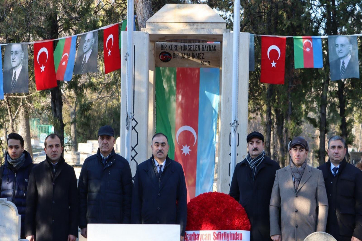 Сотрудники посольства Азербайджана в Турции посетили могилу Мамед Эмина Расулзаде