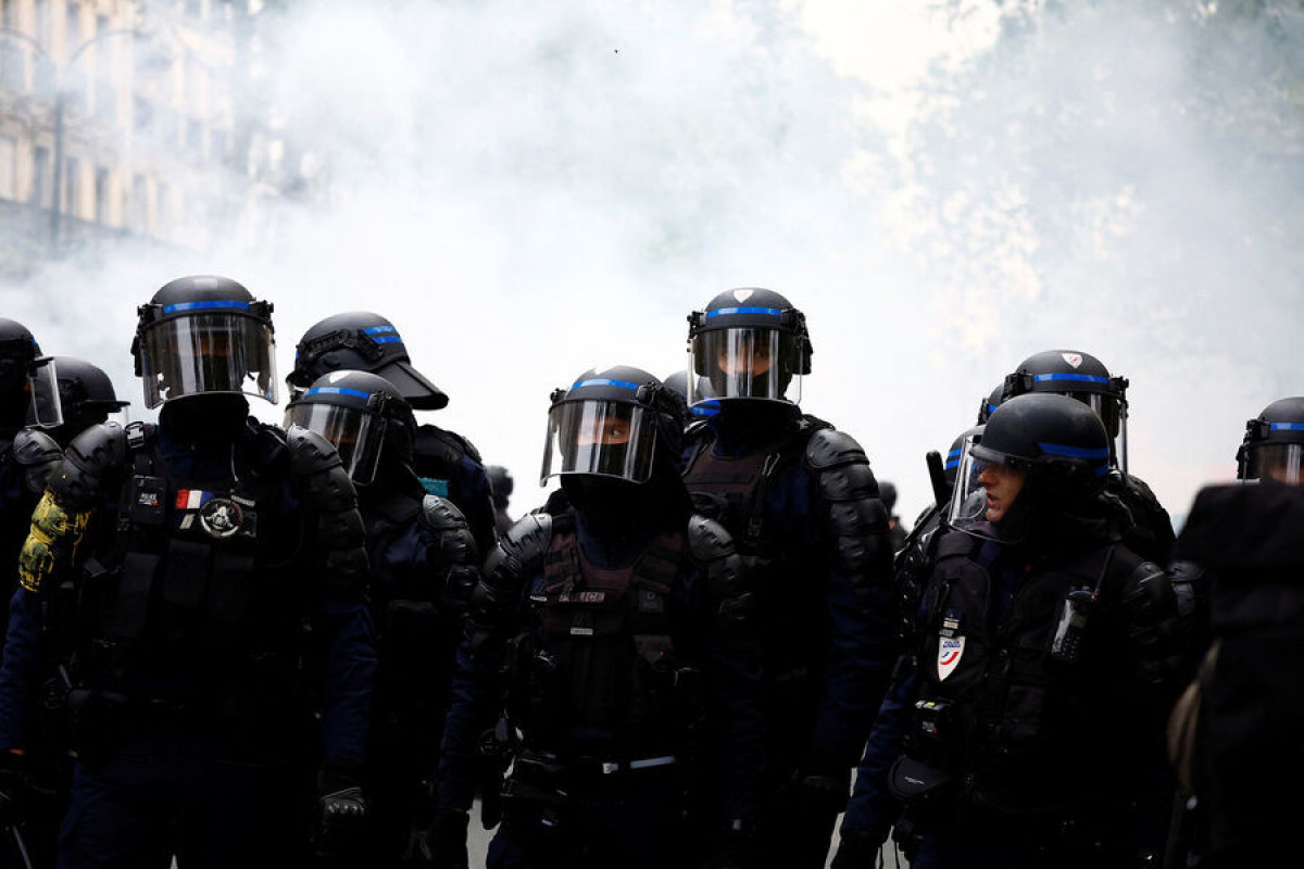 Акция в Париже переросла в беспорядки: радикалы устроили погромы на улицах