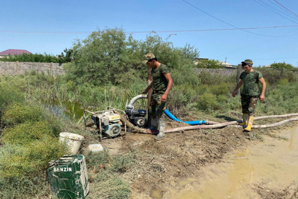 МЧС Азербайджана принимает меры в местах затопления в Гаджигабуле-ВИДЕО 