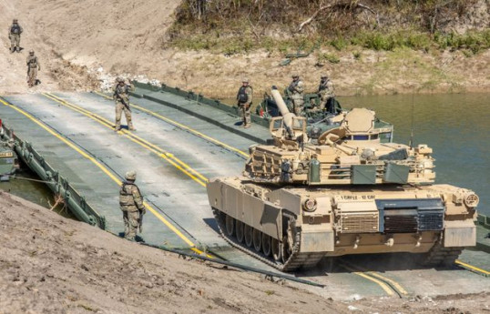 СМИ: США перебросили танки Abrams и другую технику на базу НАТО в Польше