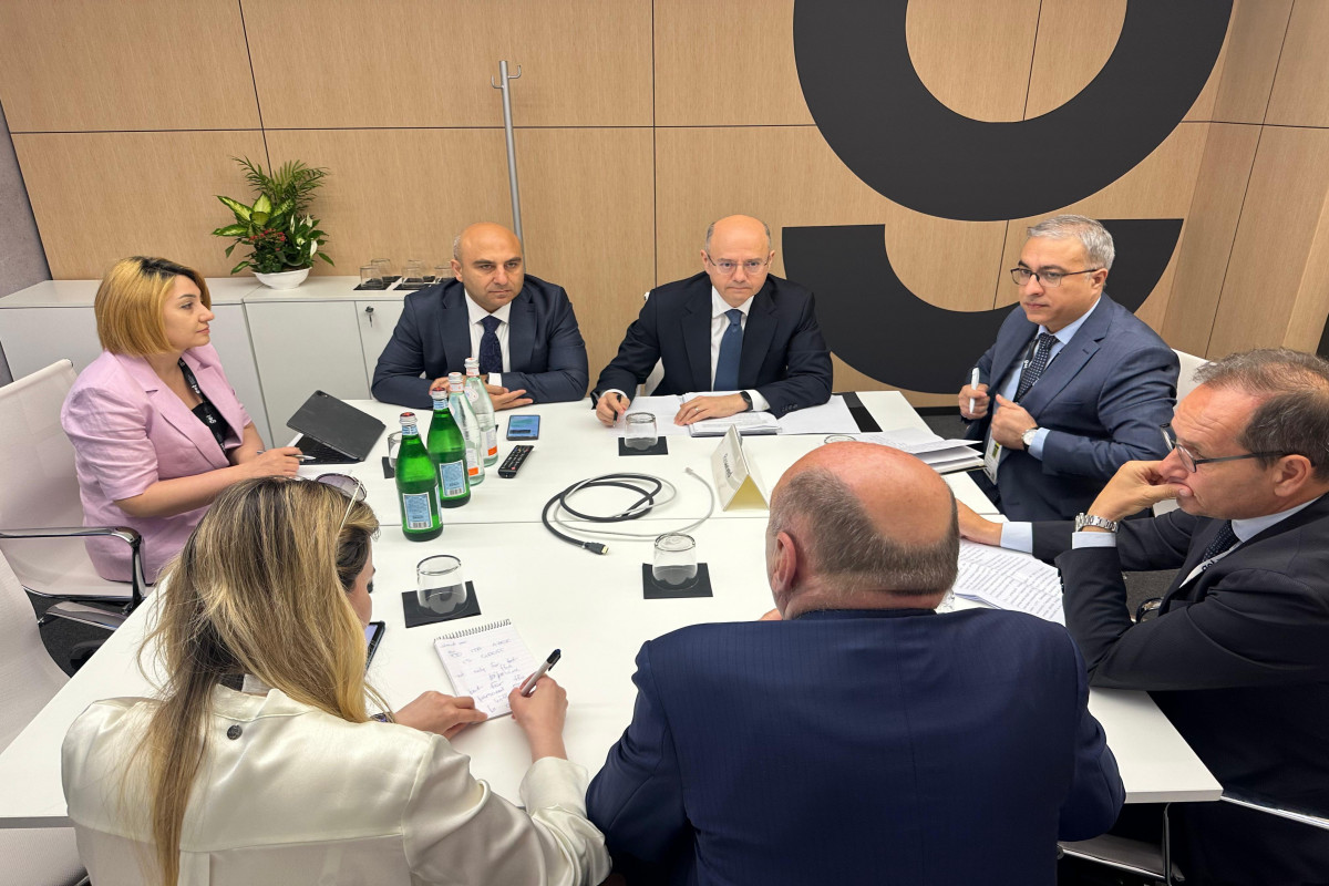 Встреча министра энергетики Азербайджана Парвиза Шахбазова с министром окружающей среды и энергетической безопасности Италии Джильберто Пикетто Фратини