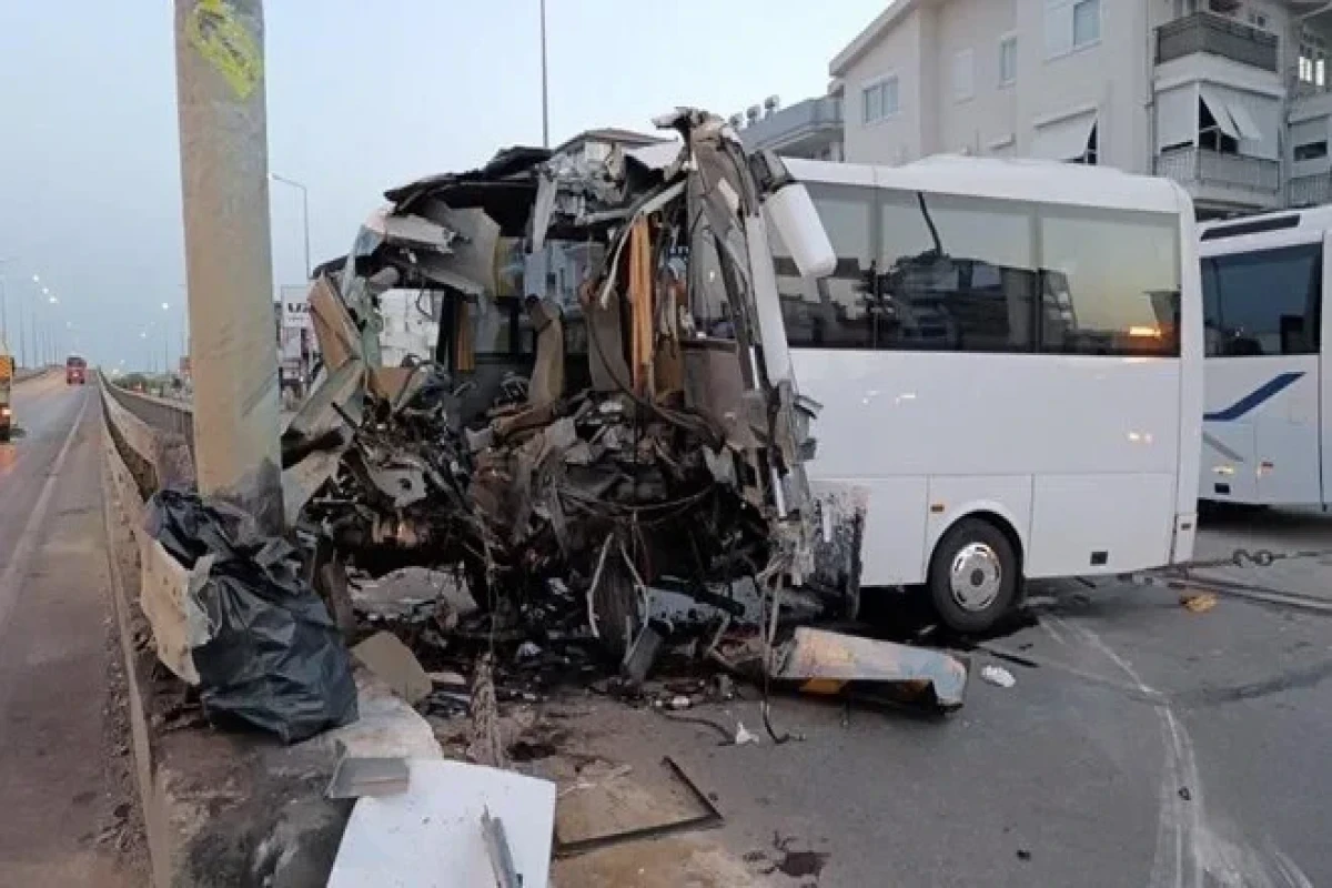 В Анталье автобус с российскими туристами попал в аварию