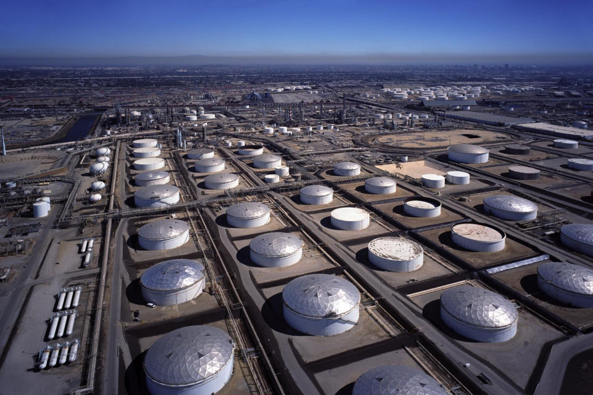 Коммерческие запасы нефти в США за неделю снизились до отметки ниже 450 млн баррелей