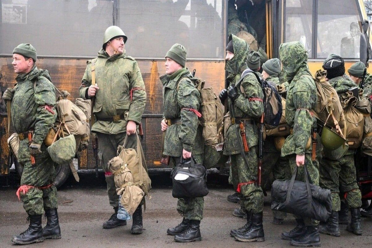 В этом году контракты на военную службу заключили около 190 тыс. россиян