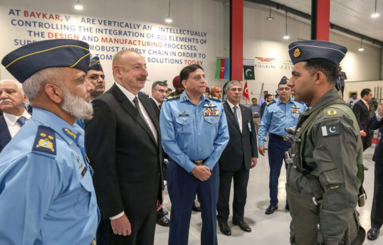 Президент Азербайджана ознакомился с военной выставкой в Национальном парке аэрокосмической науки и технологий на территории базы Нур-Хан