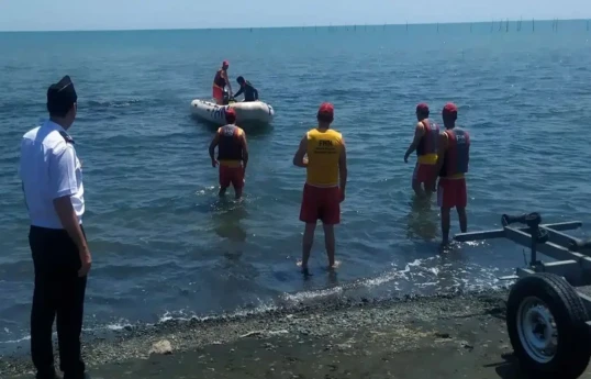 Спасатели МЧС спасли тонущего человека, из воды было извлечено еще одно тело