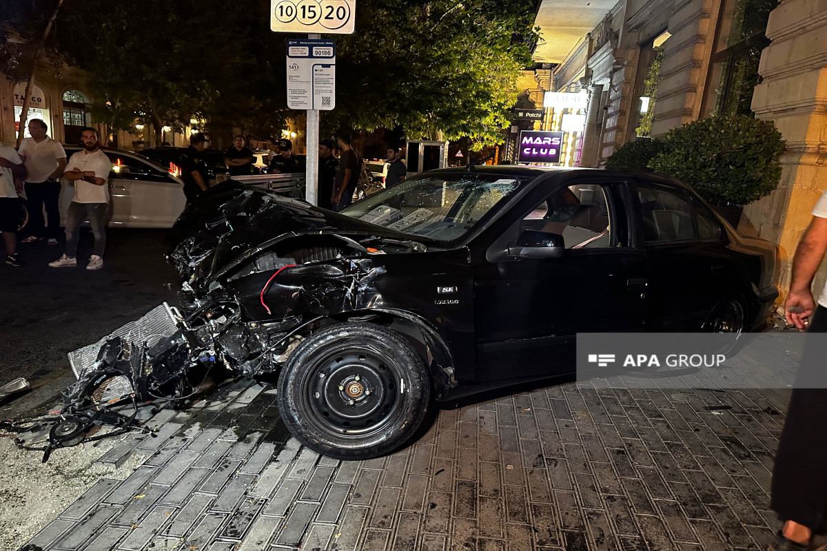 В Баку столкнулись два автомобиля, пострадали 5 человек-ФОТО 