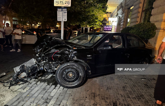 В Баку столкнулись два автомобиля, пострадали 5 человек-ФОТО 