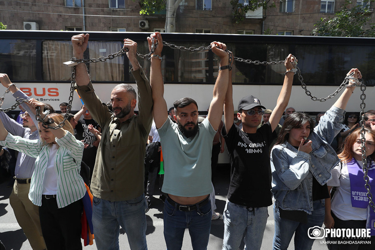В Ереване протестующие сковали себя цепями