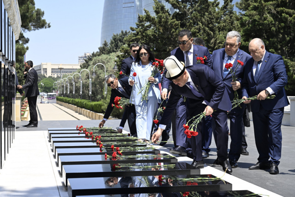 Председатель кыргызского парламента посетил могилу Гейдара Алиева и Аллею шехидов - ФОТО 