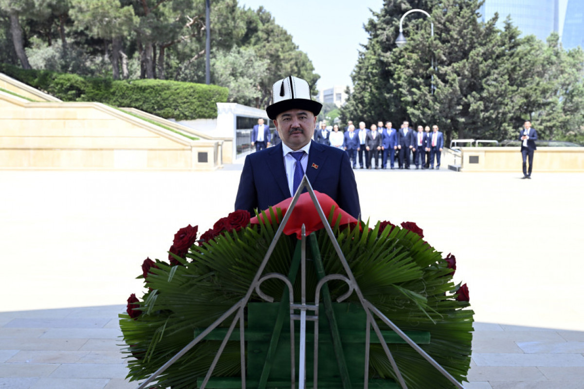 Председатель кыргызского парламента посетил могилу Гейдара Алиева и Аллею шехидов - ФОТО 
