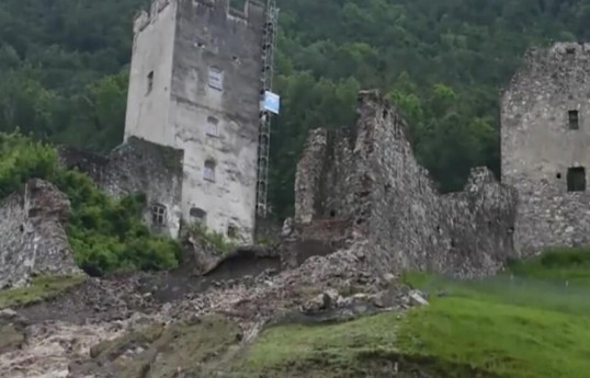В Баварии из-за наводнения обрушился старинный замок-ВИДЕО 