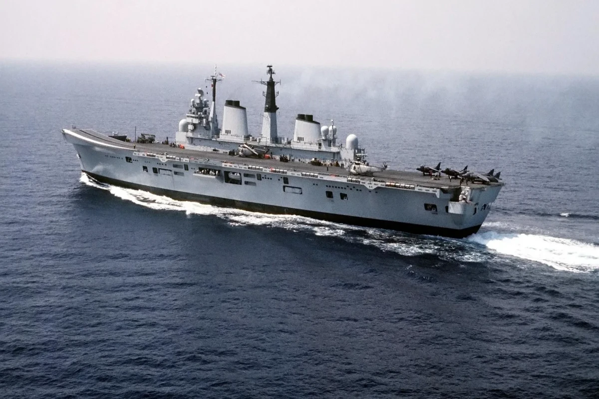ВМС Британии: В водах Йемена рядом с судном раздались взрывы