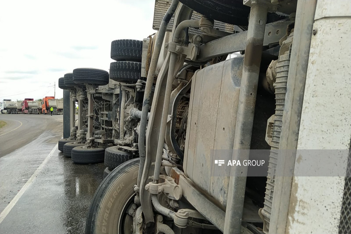 На северо-западе Азербайджана автомобиль столкнулся с трактором, есть пострадавшие